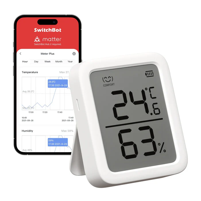 SwitchBot Meter Plus na eleganckiej półce z książkami, wyświetlający precyzyjne wskaźniki temperatury 22.5°C i wilgotności 45%